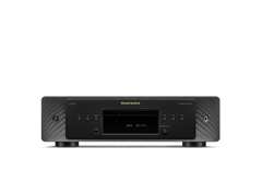 Frontansicht des Marantz CD 60 CD-Players in Schwarz mit HDAM-Schaltung für überragende Audioqualität, digitalem Display, Disc-Schublade, Bedientasten und einem USB-Anschluss unten links; Marantz-Logo mittig über dem Display.