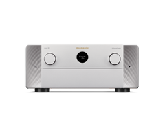 Frontansicht eines Marantz Cinema 30 AV-Receivers in Silber-Gold, ausgestattet mit zwei großen Drehreglern, zentralem Digitaldisplay und modernem Design-Ideal für hochwertige Heimkino-Audioerlebnisse.