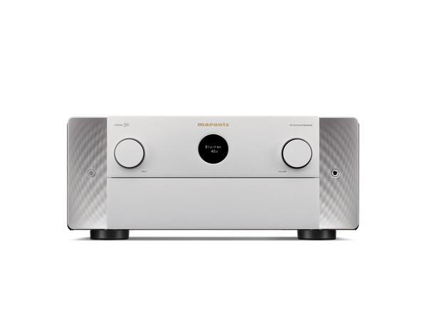 Frontansicht eines Marantz Cinema 30 AV-Receivers in Silber-Gold, ausgestattet mit zwei großen Drehreglern, zentralem Digitaldisplay und modernem Design-Ideal für hochwertige Heimkino-Audioerlebnisse.