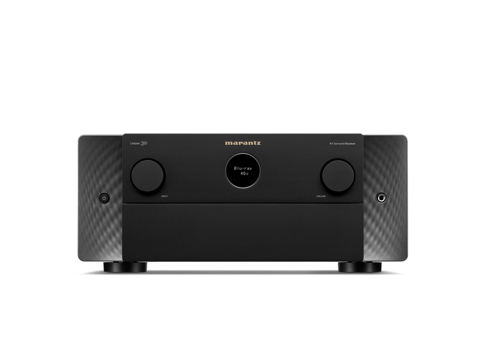 Frontansicht des Marantz Cinema 30 AV-Receivers in Schwarz mit kreisförmigem Digitaldisplay, zwei großen Bedienknöpfen und schlankem Design - ideal, um Ihr Heimkino-Audioerlebnis zu verbessern.