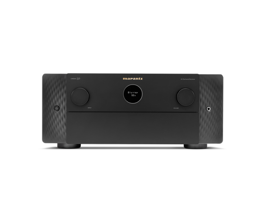 Frontansicht des Marantz Cinema 40 AV-Receivers in Schwarz mit zentralem, rundem Display, zwei großen Bedienknöpfen, glatten, strukturierten Panelkanten und fortschrittlichem Heimkino-Audio mit Dolby Atmos-Unterstützung.