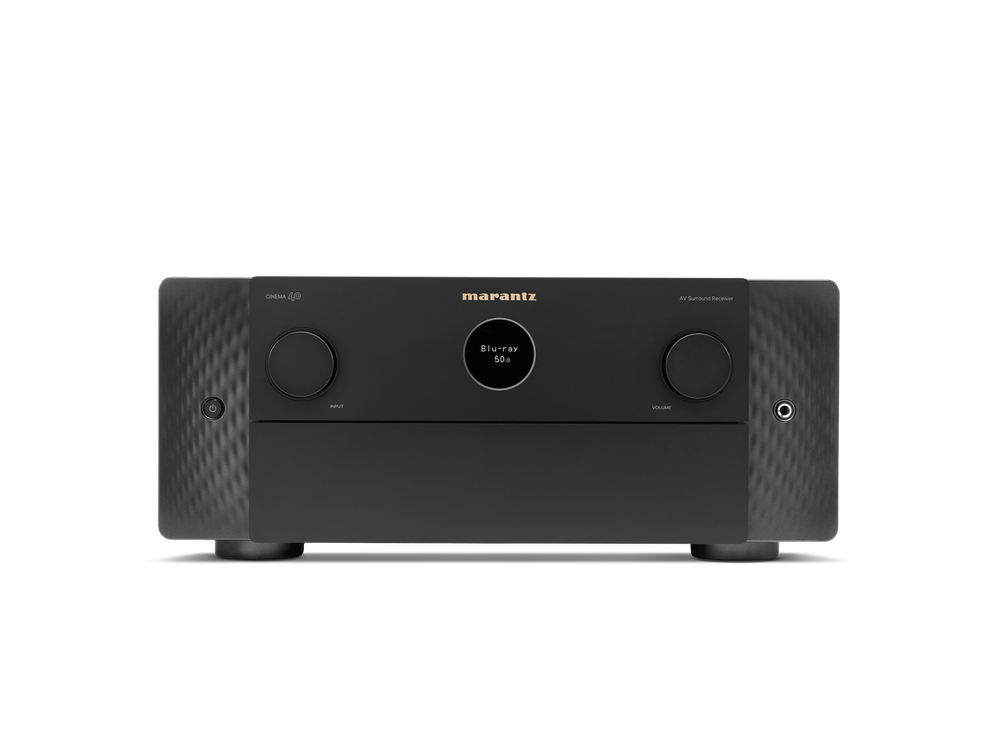 Frontansicht des Marantz Cinema 40 AV-Receivers in Schwarz mit zentralem, rundem Display, zwei großen Bedienknöpfen, glatten, strukturierten Panelkanten und fortschrittlichem Heimkino-Audio mit Dolby Atmos-Unterstützung.