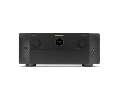 Frontansicht des Marantz Cinema 40 AV-Receivers in Schwarz mit zentralem, rundem Display, zwei großen Bedienknöpfen, glatten, strukturierten Panelkanten und fortschrittlichem Heimkino-Audio mit Dolby Atmos-Unterstützung.