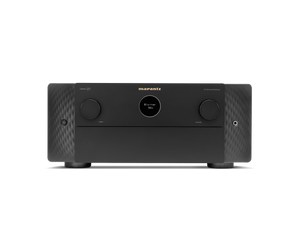Frontansicht des Marantz Cinema 40 AV-Receivers in Schwarz mit zentralem, rundem Display, zwei großen Bedienknöpfen, glatten, strukturierten Panelkanten und fortschrittlichem Heimkino-Audio mit Dolby Atmos-Unterstützung.