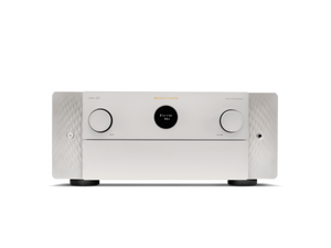 Der Marantz Cinema 40 AV-Receiver in Silber-Gold verfügt über ein zentrales Display, zwei große seitliche Knöpfe und ein minimalistisches Design - ideal für immersive Dolby Atmos Heimkino-Audio-Erlebnisse.