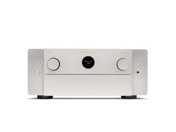 Der Marantz Cinema 40 AV-Receiver in Silber-Gold verfügt über ein zentrales Display, zwei große seitliche Knöpfe und ein minimalistisches Design - ideal für immersive Dolby Atmos Heimkino-Audio-Erlebnisse.