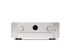Ein silber-goldener Marantz Cinema 50 AV-Receiver mit zwei großen Reglern, einem zentralen Display und einem schlanken, modernen Design, ideal für hochwertige Heimkino-Audio- und Dolby-Atmos-Setups, hier frontal vor einem schlichten Hintergrund.