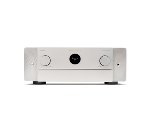Ein silber-goldener Marantz Cinema 50 AV-Receiver mit zwei großen Reglern, einem zentralen Display und einem schlanken, modernen Design, ideal für hochwertige Heimkino-Audio- und Dolby-Atmos-Setups, hier frontal vor einem schlichten Hintergrund.