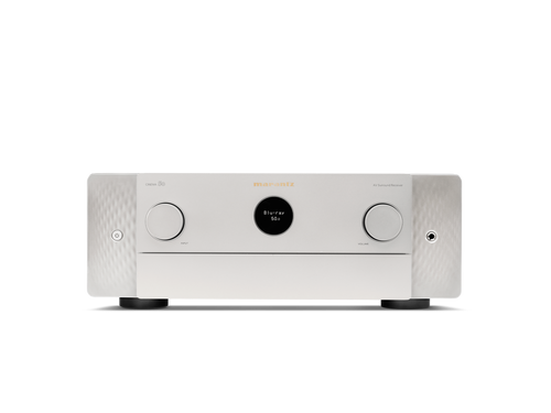 Ein silber-goldener Marantz Cinema 50 AV-Receiver mit zwei großen Reglern, einem zentralen Display und einem schlanken, modernen Design, ideal für hochwertige Heimkino-Audio- und Dolby-Atmos-Setups, hier frontal vor einem schlichten Hintergrund.