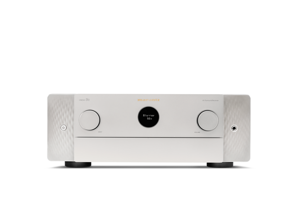 Ein silber-goldener Marantz Cinema 50 AV-Receiver mit zwei großen Reglern, einem zentralen Display und einem schlanken, modernen Design, ideal für hochwertige Heimkino-Audio- und Dolby-Atmos-Setups, hier frontal vor einem schlichten Hintergrund.