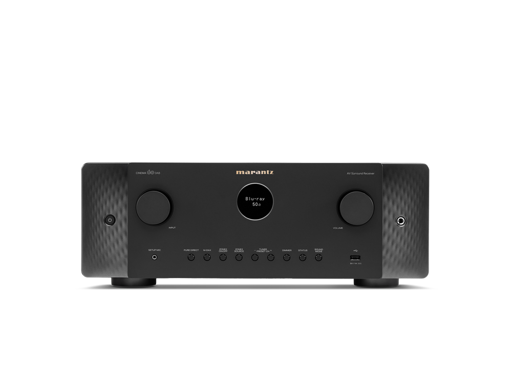 Der Marantz Cinema 60 DAB AV-Receiver in Schwarz verfügt über ein zentrales digitales Display, große Bedienknöpfe auf jeder Seite, Tasten auf der Vorderseite, Dolby Atmos und unterstützt 8K Ultra HD.