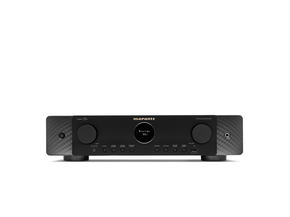 Der Marantz Cinema 70s AV-Receiver in Schwarz verfügt über ein digitales Display, Dolby Atmos Unterstützung sowie zahlreiche Bedienelemente auf der Front und ist vor weißem Hintergrund abgebildet.