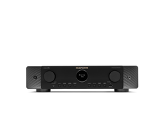 Der Marantz Cinema 70s AV-Receiver in Schwarz verfügt über ein digitales Display, Dolby Atmos Unterstützung sowie zahlreiche Bedienelemente auf der Front und ist vor weißem Hintergrund abgebildet.