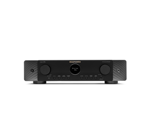 Der Marantz Cinema 70s AV-Receiver in Schwarz verfügt über ein digitales Display, Dolby Atmos Unterstützung sowie zahlreiche Bedienelemente auf der Front und ist vor weißem Hintergrund abgebildet.