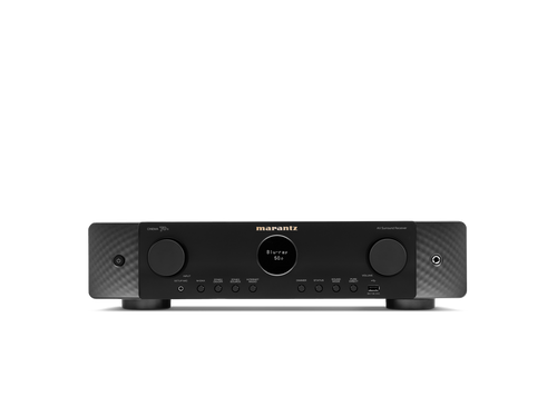 Der Marantz Cinema 70s AV-Receiver in Schwarz verfügt über ein digitales Display, Dolby Atmos Unterstützung sowie zahlreiche Bedienelemente auf der Front und ist vor weißem Hintergrund abgebildet.