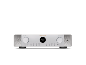 Ein silber-goldener Marantz Cinema 70s AV-Receiver mit digitalem Display, zwei großen Drehreglern und mehreren Tasten auf der Vorderseite bietet 8K Ultra HD-Unterstützung, zu sehen vor einem schlichten weißen Hintergrund.