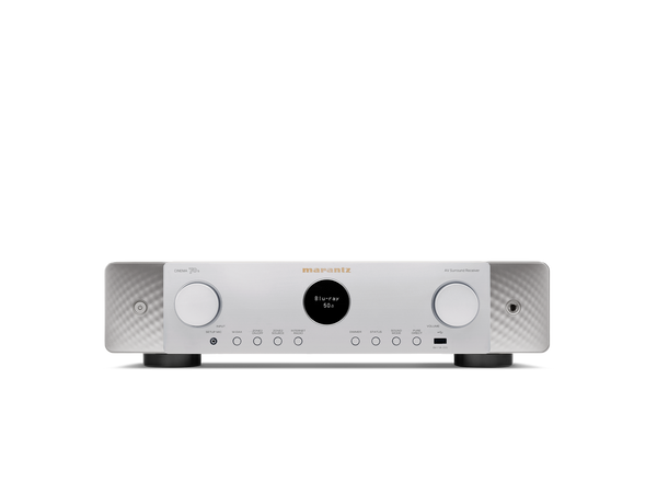 Ein silber-goldener Marantz Cinema 70s AV-Receiver mit digitalem Display, zwei großen Drehreglern und mehreren Tasten auf der Vorderseite bietet 8K Ultra HD-Unterstützung, zu sehen vor einem schlichten weißen Hintergrund.