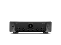 Frontansicht des Marantz Model 30 Verstärkers in Schwarz, mit zentralem Display, Bedienelementen und Tasten. Sein schlankes Design mit HDAM-SA3-Technologie sorgt für musikalischen Klang; das Marantz-Logo befindet sich über dem Display.