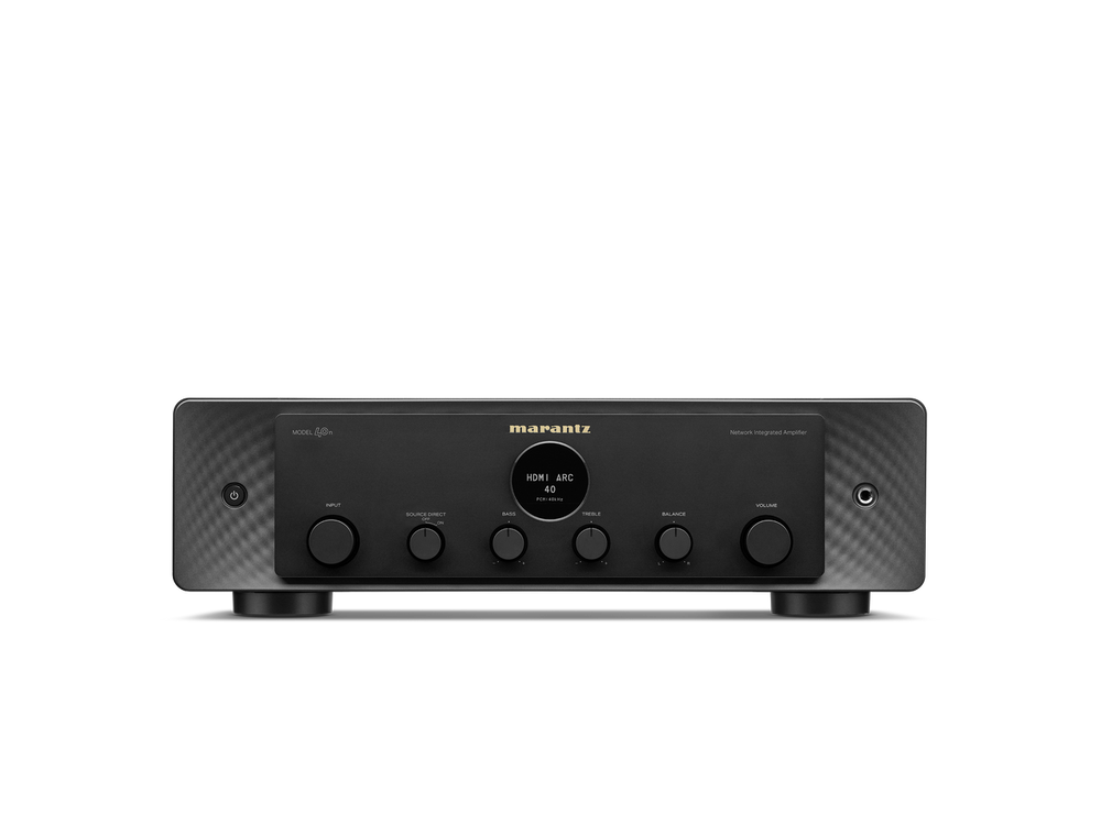 Frontansicht eines Marantz Model 40n Verstärkers in Schwarz mit mehreren Reglern, Eingangswahlschalter und goldenem Branding oben in der Mitte auf einem schlichten weißen Hintergrund.
