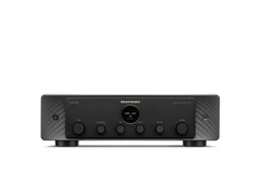 Frontansicht eines Marantz Model 40n Verstärkers in Schwarz mit mehreren Reglern, Eingangswahlschalter und goldenem Branding oben in der Mitte auf einem schlichten weißen Hintergrund.