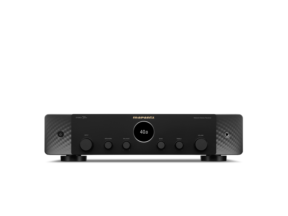 Der Marantz Stereo 70s Verstärker in Schwarz mit zentralem Digitaldisplay (zeigt 40.0), mehreren Reglern und modernem Design auf weißem Hintergrund - ideal für hochauflösende Audioqualität im Home Entertainment.