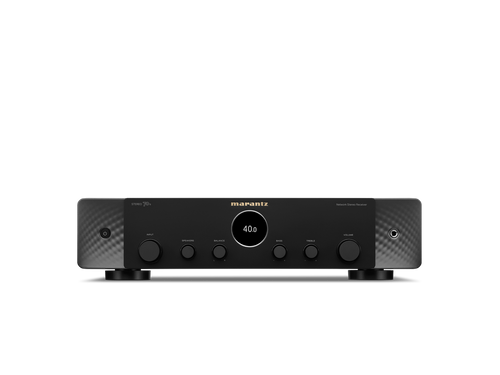 Der Marantz Stereo 70s Verstärker in Schwarz mit zentralem Digitaldisplay (zeigt 40.0), mehreren Reglern und modernem Design auf weißem Hintergrund - ideal für hochauflösende Audioqualität im Home Entertainment.