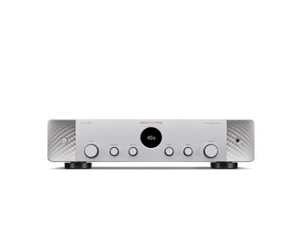 Ein Marantz Stereo 70s Verstärker in Silber-Gold mit einem zentralen Digitaldisplay, das 40.0 anzeigt, umgeben von Reglern und Tasten auf einer schlanken Frontplatte - ideal für hochauflösendes Home-Entertainment-Audio.