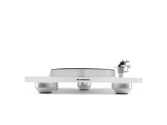Der Marantz TT-15S1 Plattenspieler in Weiß wird von vorne gezeigt, wobei sein minimalistisches Präzisionsdesign, runde Plattenteller und drei Metallfüße vor neutralem Hintergrund hervorgehoben werden.