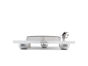 Der Marantz TT-15S1 Plattenspieler in Weiß wird von vorne gezeigt, wobei sein minimalistisches Präzisionsdesign, runde Plattenteller und drei Metallfüße vor neutralem Hintergrund hervorgehoben werden.