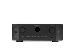 Frontansicht des Marantz Cinema 60 AV-Receivers in Schwarz mit zwei großen Drehreglern, einem zentralen Display, das Blu-ray 50 anzeigt, mehreren Tasten und Eingängen darunter sowie Dolby Atmos-Unterstützung für immersiven Klang.