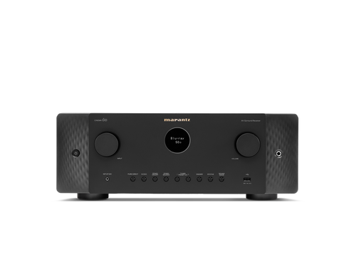 Frontansicht des Marantz Cinema 60 AV-Receivers in Schwarz mit zwei großen Drehreglern, einem zentralen Display, das Blu-ray 50 anzeigt, mehreren Tasten und Eingängen darunter sowie Dolby Atmos-Unterstützung für immersiven Klang.