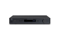 Der NAD C328 Digitaler Vollverstärker ist ein schwarzer Stereoverstärker mit HybridDigital™-Technologie, einem digitalen Display, einem Steuerknopf und mehreren Eingangs-/Ausgangsanschlüssen auf der Vorderseite, dargestellt auf weißem Hintergrund.