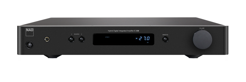 Der NAD C338 Digitaler Vollverstärker ist ein schwarzer HybridDigital Vollverstärker mit zentralem Digitaldisplay, mehreren Bedienelementen, Kopfhörerbuchse, großem Lautstärkeregler auf der rechten Seite und Bluetooth-Empfänger für drahtloses Streaming.