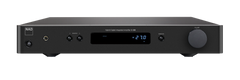Der NAD C338 Digitaler Vollverstärker ist ein schwarzer HybridDigital Vollverstärker mit zentralem Digitaldisplay, mehreren Bedienelementen, Kopfhörerbuchse, großem Lautstärkeregler auf der rechten Seite und Bluetooth-Empfänger für drahtloses Streaming.