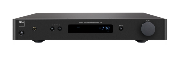 Der NAD C338 Digitaler Vollverstärker ist ein schwarzer HybridDigital Vollverstärker mit zentralem Digitaldisplay, mehreren Bedienelementen, Kopfhörerbuchse, großem Lautstärkeregler auf der rechten Seite und Bluetooth-Empfänger für drahtloses Streaming.