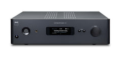 Frontansicht des NAD C399 Digitaler Vollverstärker mit HybridDigital™ nCore-Endstufentechnologie, digitalem Display mit Standing Around Crying von Billy Boy Arnold, Bedientasten und einem großen Lautstärkeregler.