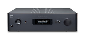 Frontansicht des NAD C399 Digitaler Vollverstärker mit HybridDigital™ nCore-Endstufentechnologie, digitalem Display mit Standing Around Crying von Billy Boy Arnold, Bedientasten und einem großen Lautstärkeregler.