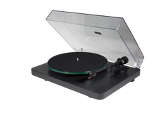 Der NAD C558 Plattenspieler in elegantem Schwarz mit transparenter Staubschutzhaube präsentiert Tonarm und Plattenteller - ideal für Musikwiedergabe in audiophiler Qualität auf weißem Hintergrund.