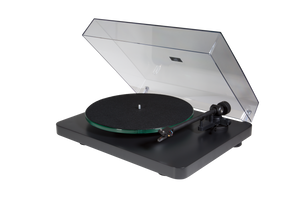 Der NAD C558 Plattenspieler in elegantem Schwarz mit transparenter Staubschutzhaube präsentiert Tonarm und Plattenteller - ideal für Musikwiedergabe in audiophiler Qualität auf weißem Hintergrund.