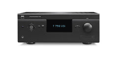 Der NAD T 758 V3i AV-Receiver in Schwarz verfügt über 4K Ultra HD-Unterstützung, ein zentrales digitales Display, mehrere Tasten, Knöpfe und Eingangsanschlüsse auf der Vorderseite, die sich alle vor einem weißen Hintergrund befinden.