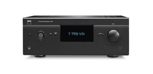 Der NAD T 758 V3i AV-Receiver in Schwarz verfügt über 4K Ultra HD-Unterstützung, ein zentrales digitales Display, mehrere Tasten, Knöpfe und Eingangsanschlüsse auf der Vorderseite, die sich alle vor einem weißen Hintergrund befinden.
