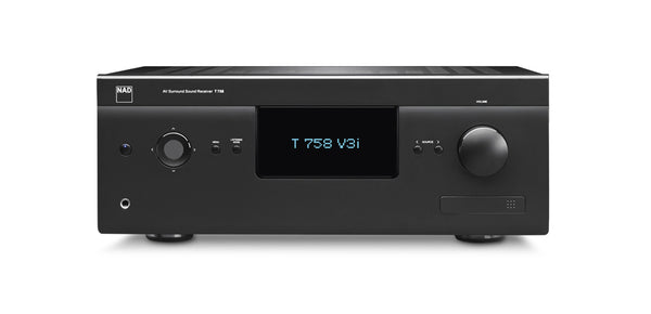 Der NAD T 758 V3i AV-Receiver in Schwarz verfügt über 4K Ultra HD-Unterstützung, ein zentrales digitales Display, mehrere Tasten, Knöpfe und Eingangsanschlüsse auf der Vorderseite, die sich alle vor einem weißen Hintergrund befinden.