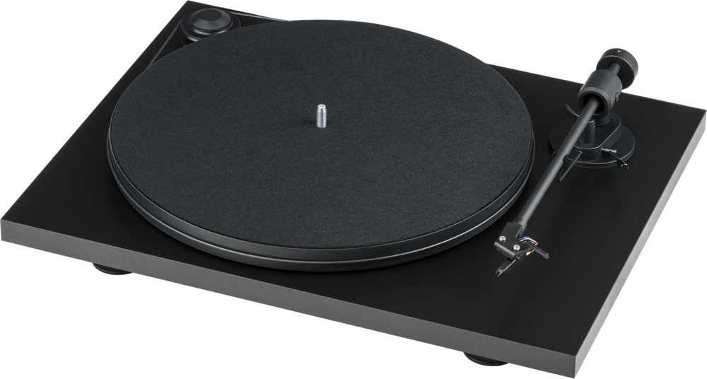 Der Pro-Ject Primary E Plattenspieler in Schwarz verfügt über einen runden Plattenteller mit einer Filzmatte und einem rechtsseitigen Tonarm, der auf weißem Grund steht.