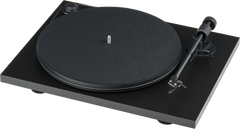 Der Pro-Ject Primary E Plattenspieler in Schwarz verfügt über einen runden Plattenteller mit einer Filzmatte und einem rechtsseitigen Tonarm, der auf weißem Grund steht.