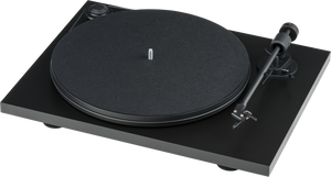 Der Pro-Ject Primary E Plattenspieler in Schwarz verfügt über einen runden Plattenteller mit einer Filzmatte und einem rechtsseitigen Tonarm, der auf weißem Grund steht.