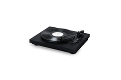 Der Pro-Ject A1, ein schwarzer, vollautomatischer Plattenspieler mit einem Ortofon OM10 MM Tonabnehmer und einem Tonarm, der auf dem Plattenteller über einer Schallplatte positioniert ist, wird vor einem schlichten weißen Hintergrund gezeigt.