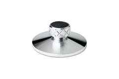 Der Pro-Ject Clamp it in Silber hat eine runde, flache Basis und eine strukturierte schwarze Oberseite. Der zylindrische Griff hat ein Rautenmuster, um Vibrationen zu minimieren. Abgebildet auf einem weißen Hintergrund.