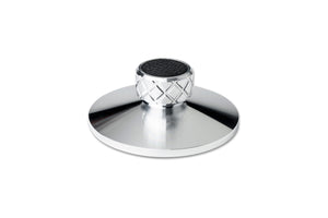 Der Pro-Ject Clamp it in Silber hat eine runde, flache Basis und eine strukturierte schwarze Oberseite. Der zylindrische Griff hat ein Rautenmuster, um Vibrationen zu minimieren. Abgebildet auf einem weißen Hintergrund.