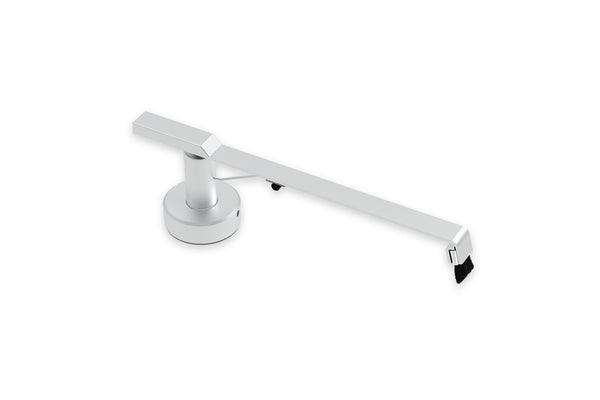 Der Pro-Ject Sweep it S2 in Silber - ein schlankes, modernes Accessoire mit einem langen, abgewinkelten Arm und einem rechteckigen Kopf auf einer runden Basis - bietet die perfekte Pflege für die Schallplatten von Vinyl-Liebhaber, die auf weißem Hintergrund abgebildet sind.