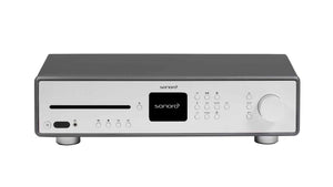 Der Sonoro Maestro Verstärker, abgebildet in Silber und Grau mit CD-Schacht, Display, Bedientasten, großem Lautstärkeregler, eingebautem HiFi-Internet-Receiver und DAB+ Digitalradio, ist auf weißem Hintergrund zu sehen.